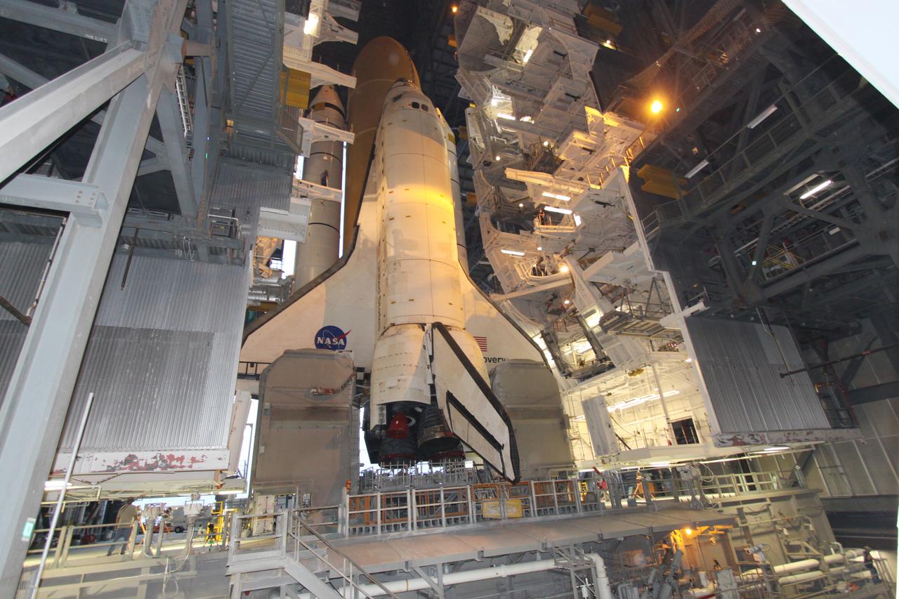 STS-133 DISCOVERY ROLLOUT - FIRST MOTION