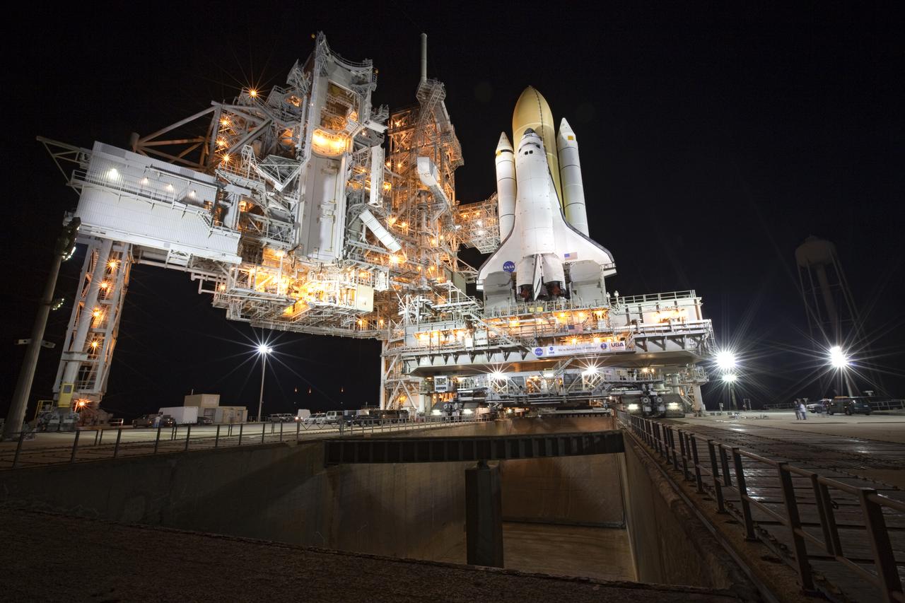 STS-133 DISCOVERY ROLLOUT FROM VAB TO PAD 39A
