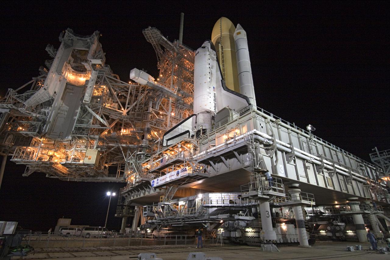 STS-133 DISCOVERY ROLLOUT FROM VAB TO PAD 39A