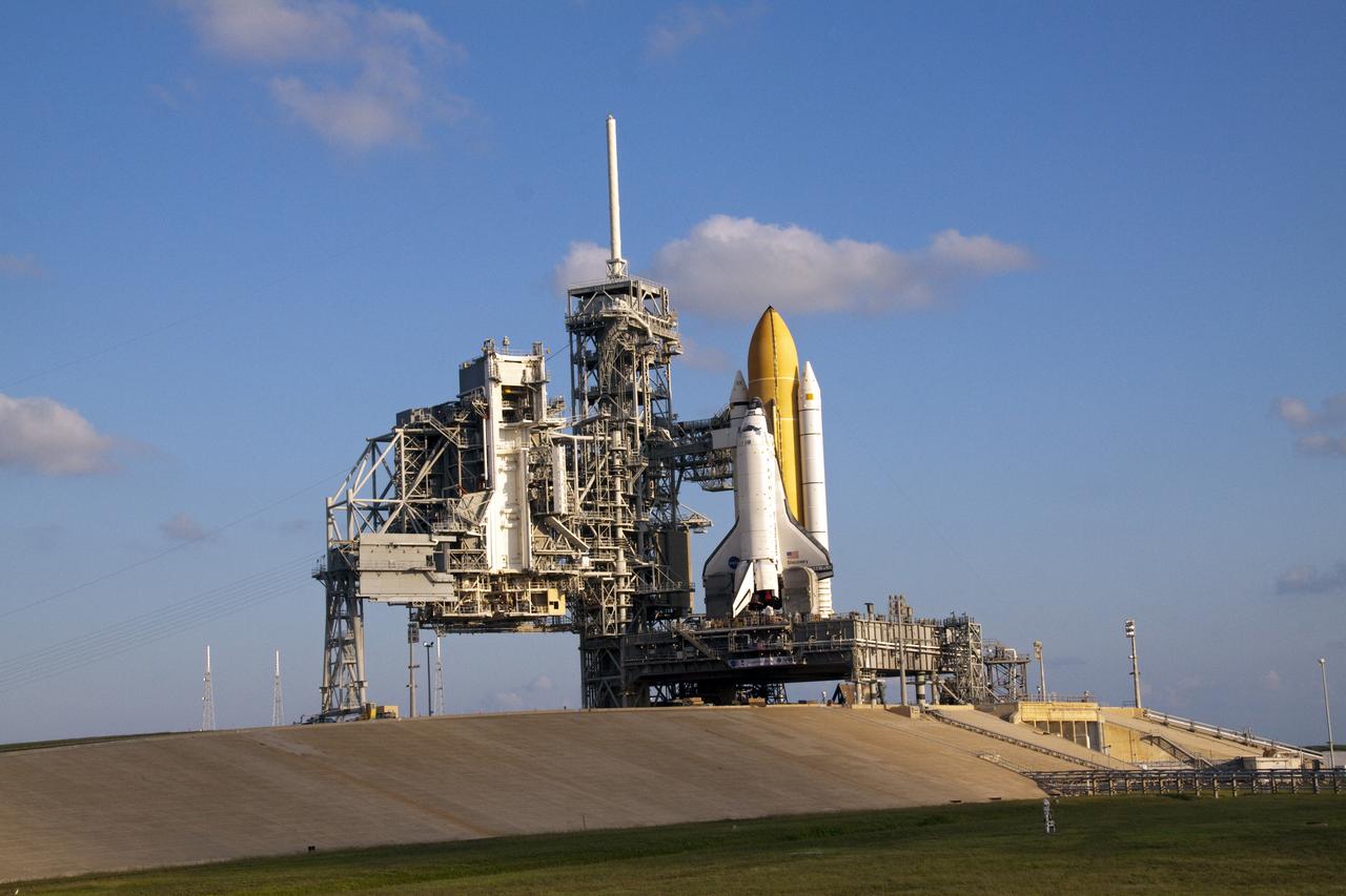 STS-133 DISCOVERY AT PAD 39A