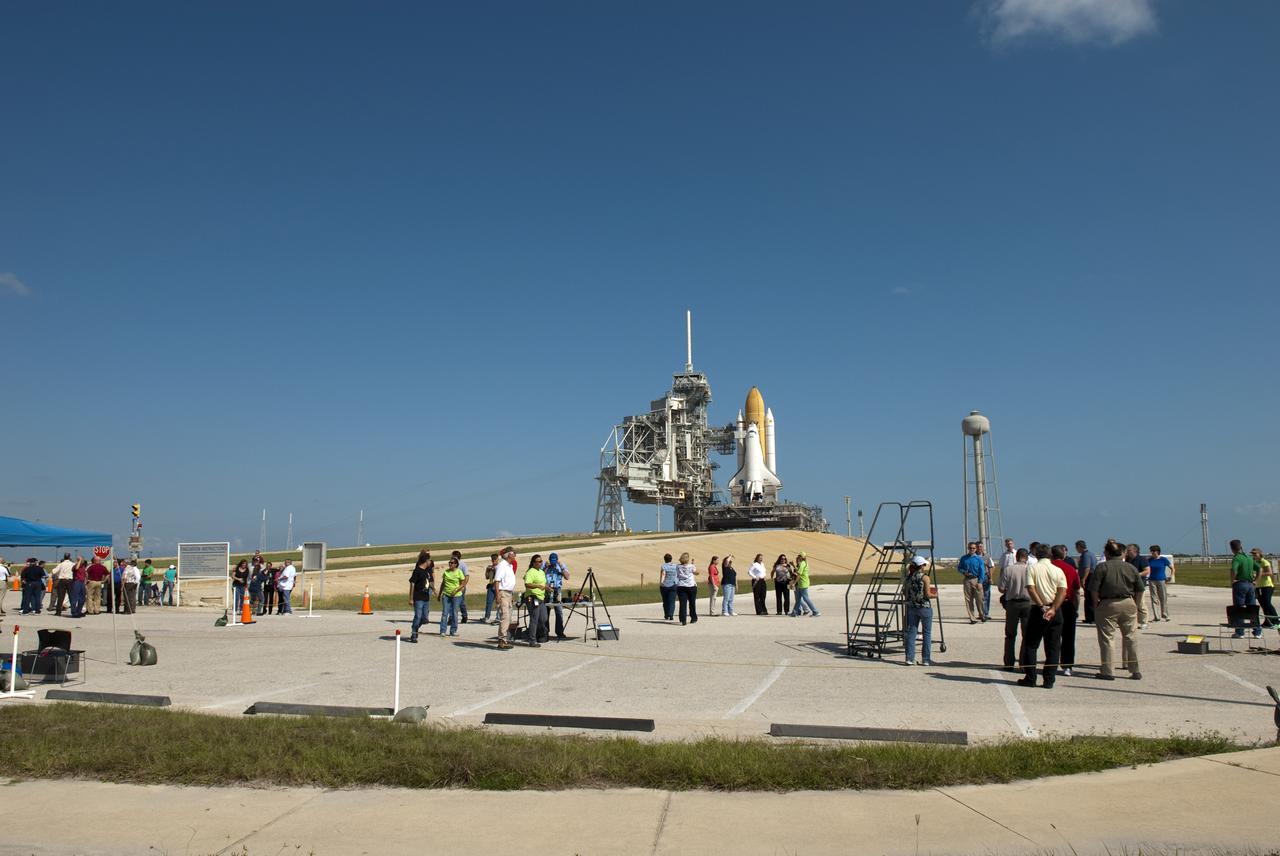 STS-133 KSC EMPLOYEES WITH DISCOVERY ON PAD 39A