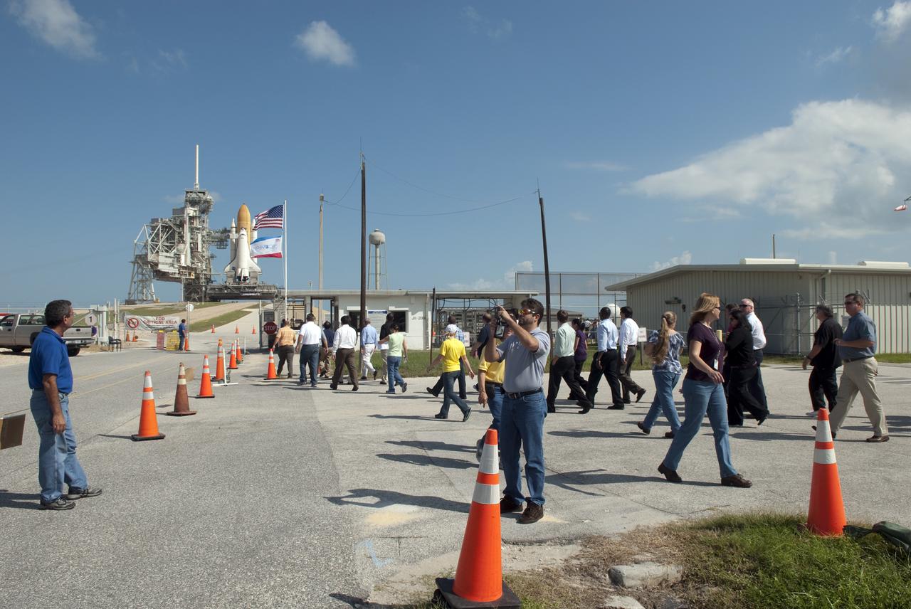 STS-133 KSC EMPLOYEES WITH DISCOVERY ON PAD 39A