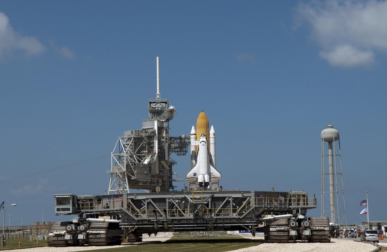 STS-133 DISCOVERY AT PAD 39A