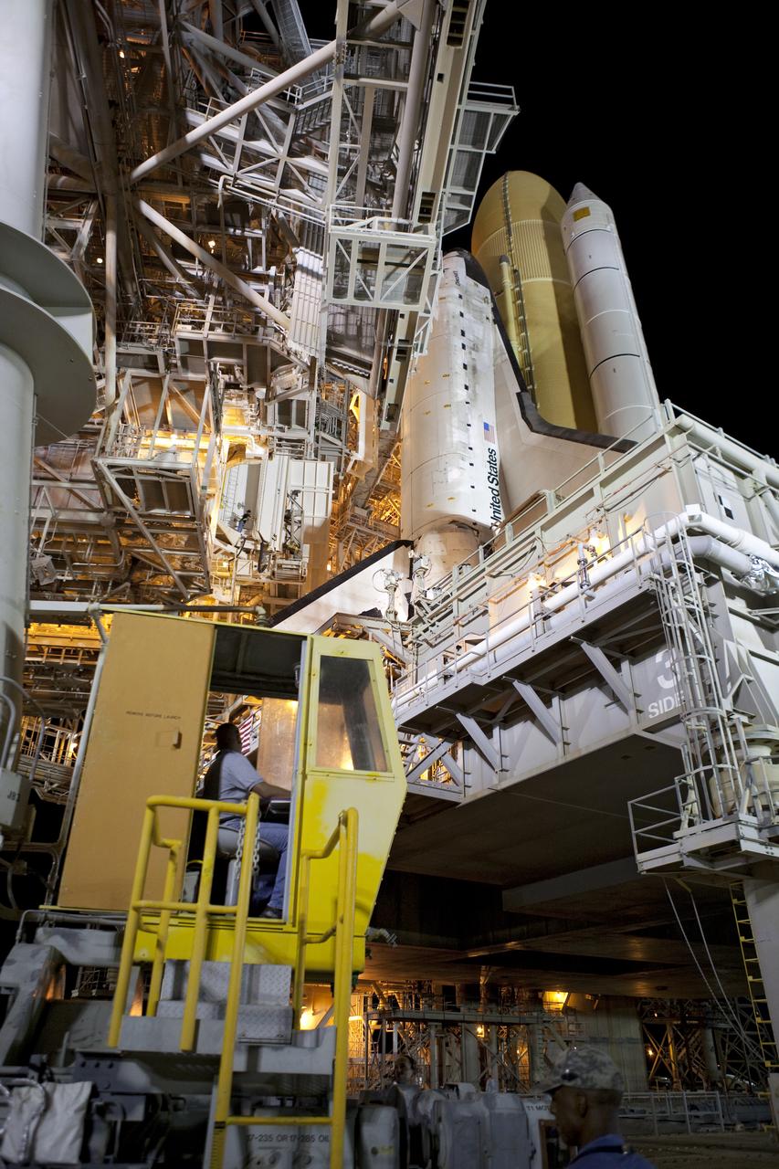 STS-133 DISCOVERY - RSS CLOSURE AFTER ROLLOUT & EMPLOYEE PHOTO OPPORTUNITY