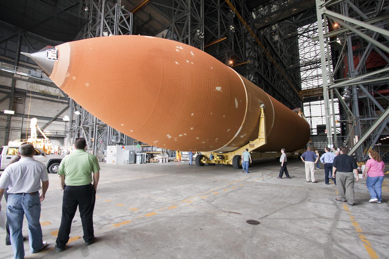 STS-335 LON ET-122 OFFLOAD FROM PEGASUS BARGE AND XFER TO VAB