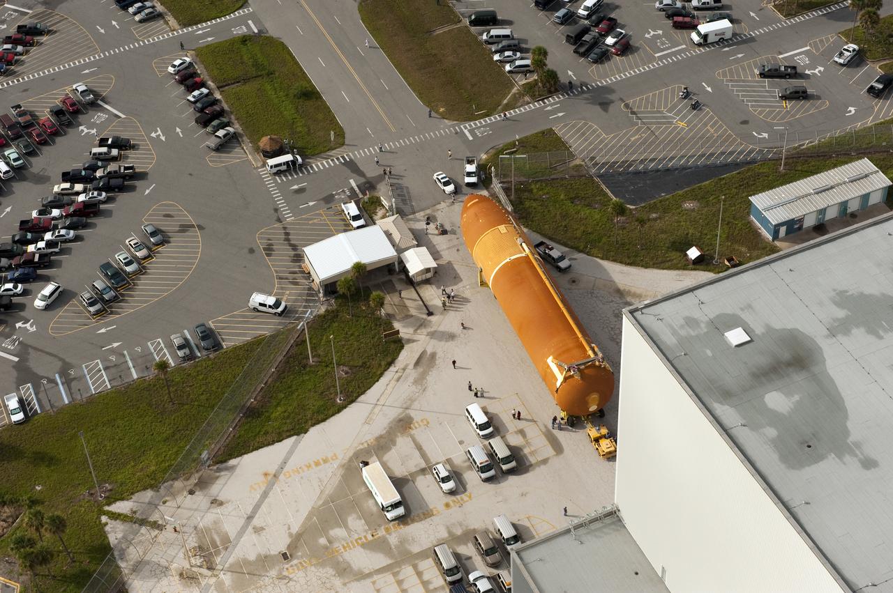 STS-134 ET-122 XFER TO VAB