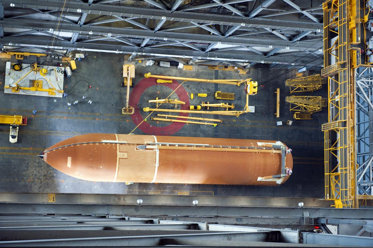 STS-134 ET-122 XFER TO VAB