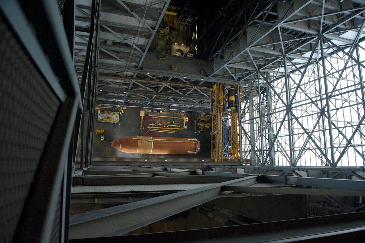 STS-134 ET-122 XFER TO VAB