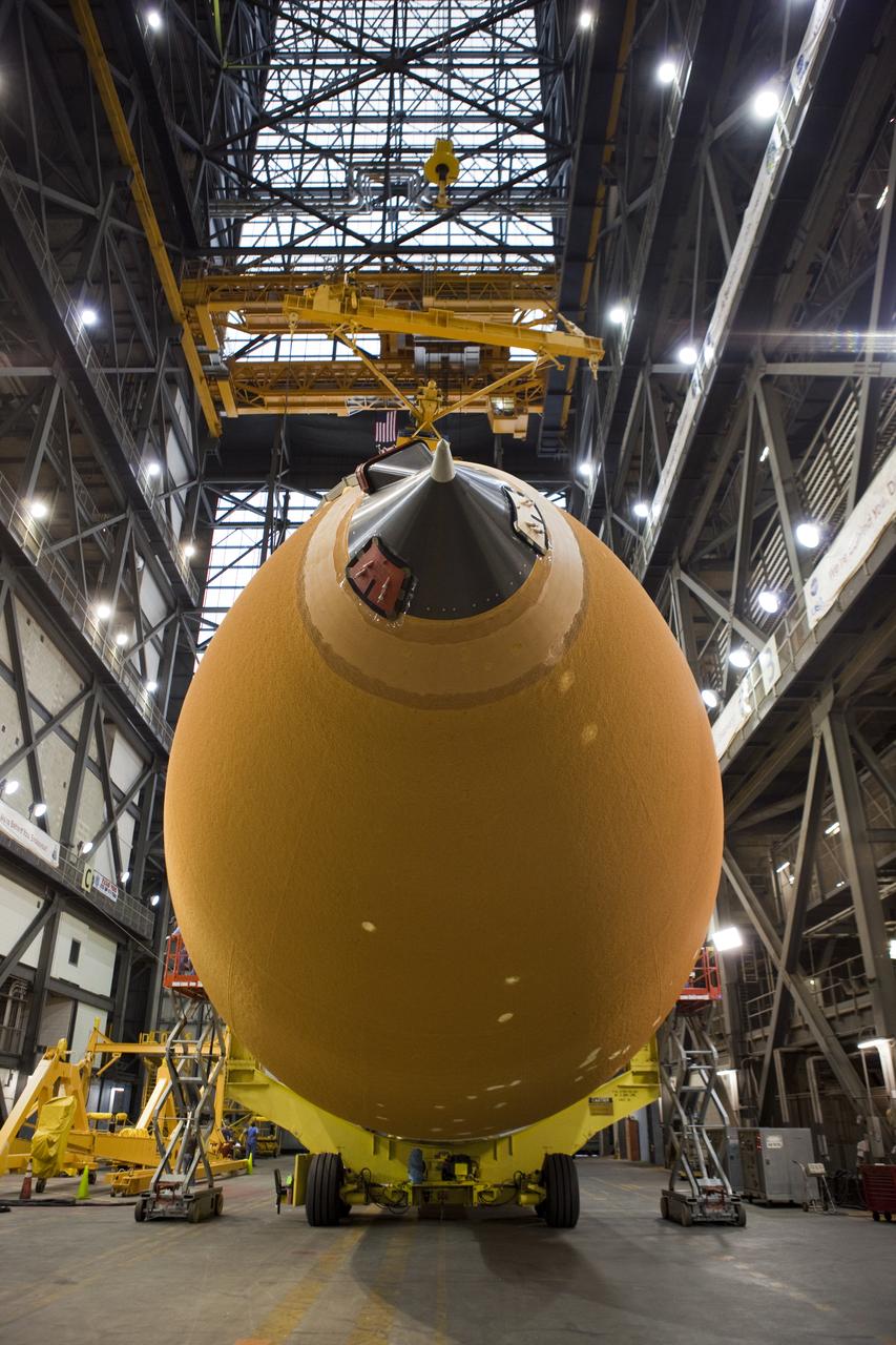 STS-134 ET-122 LIFT TO TEST CELL