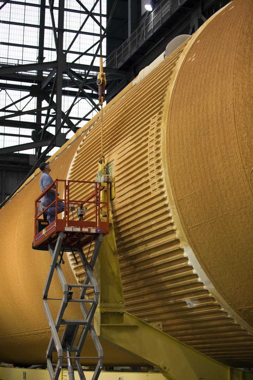 STS-134 ET-122 LIFT TO TEST CELL