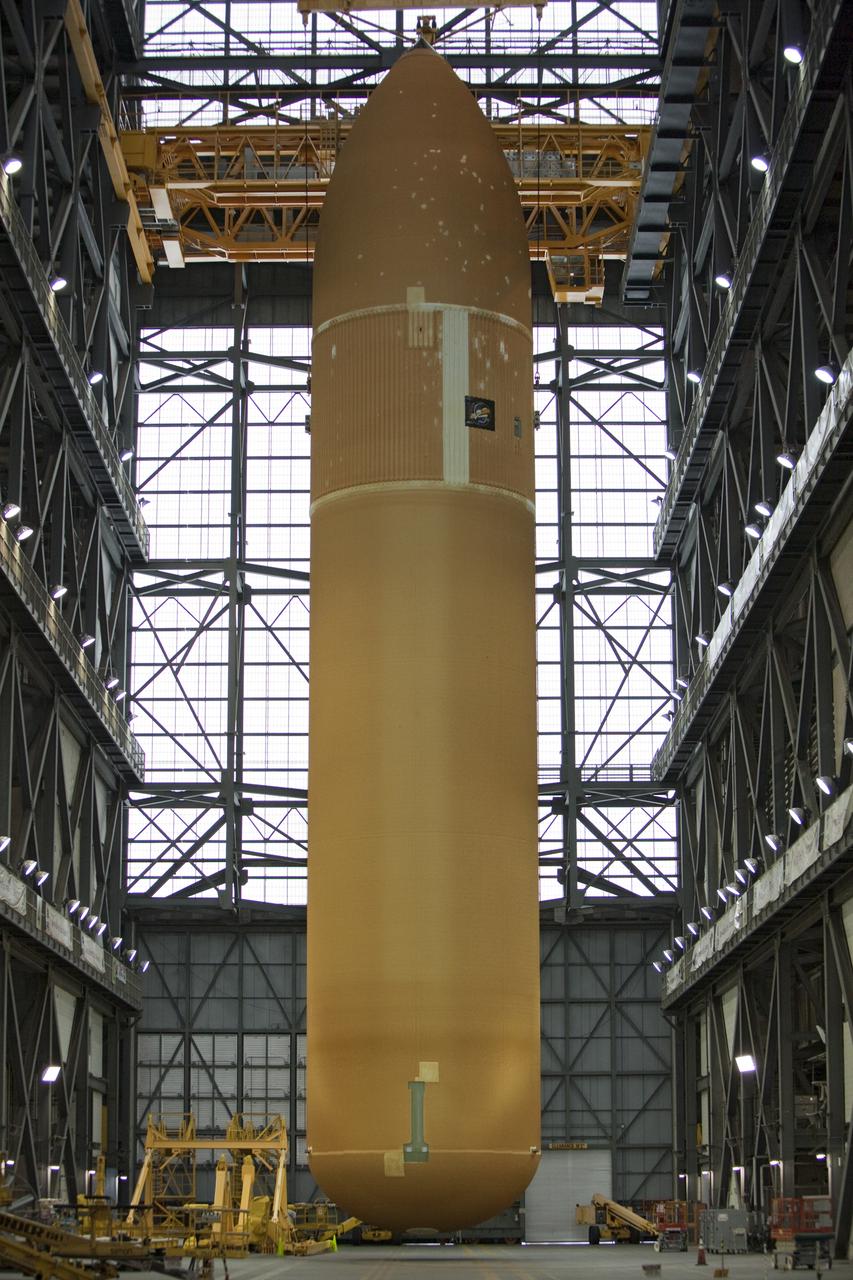 STS-134 ET-122 LIFT TO TEST CELL