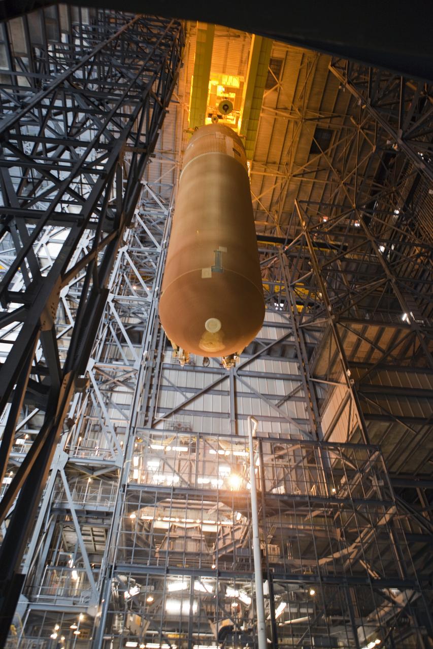 STS-134 ET-122 LIFT TO TEST CELL