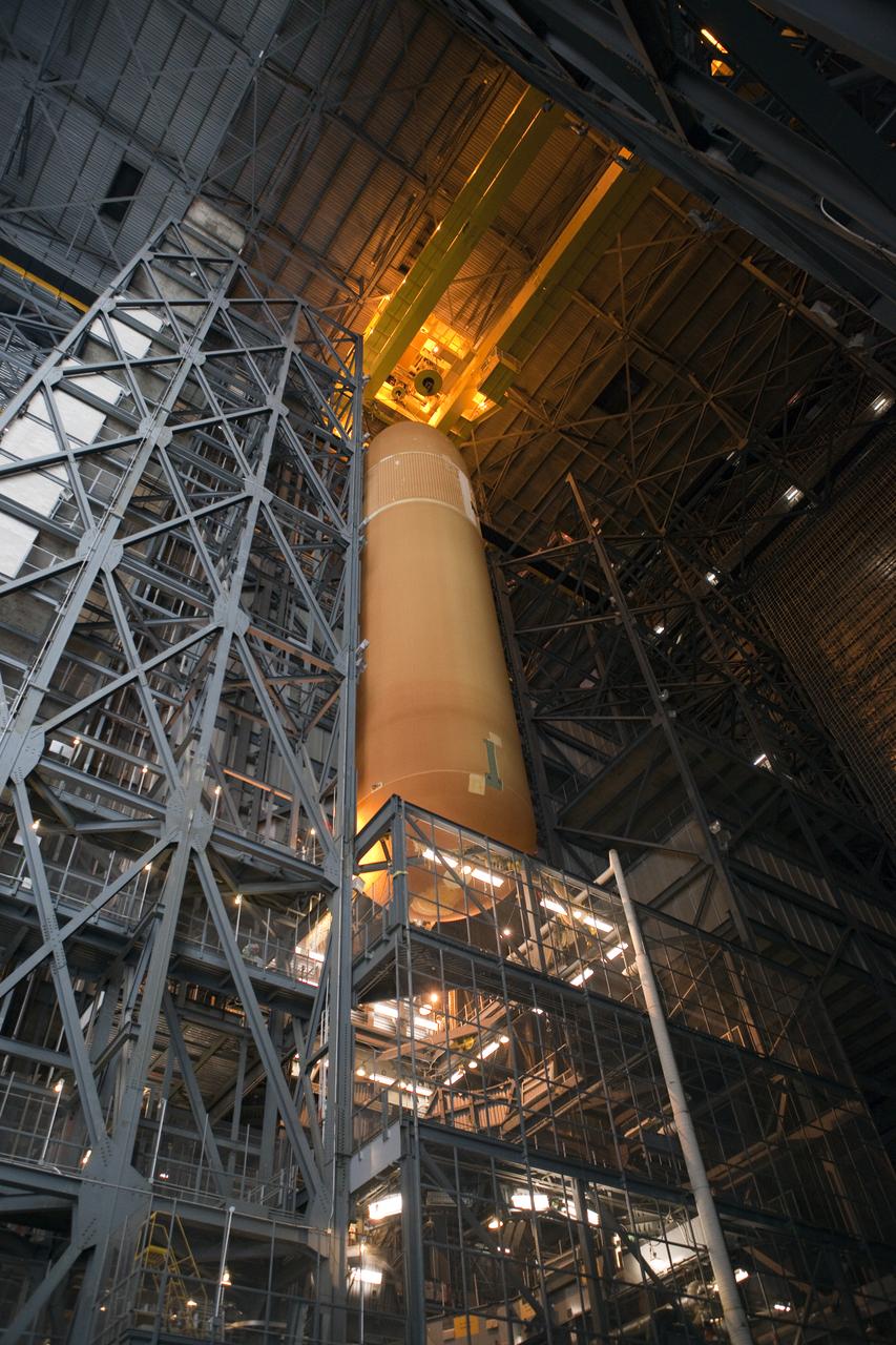 STS-134 ET-122 LIFT TO TEST CELL