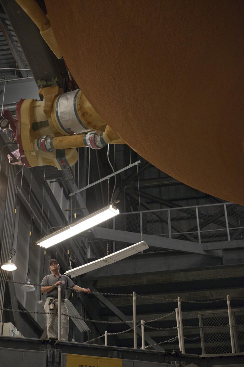 STS-134 ET-122 LIFT TO TEST CELL