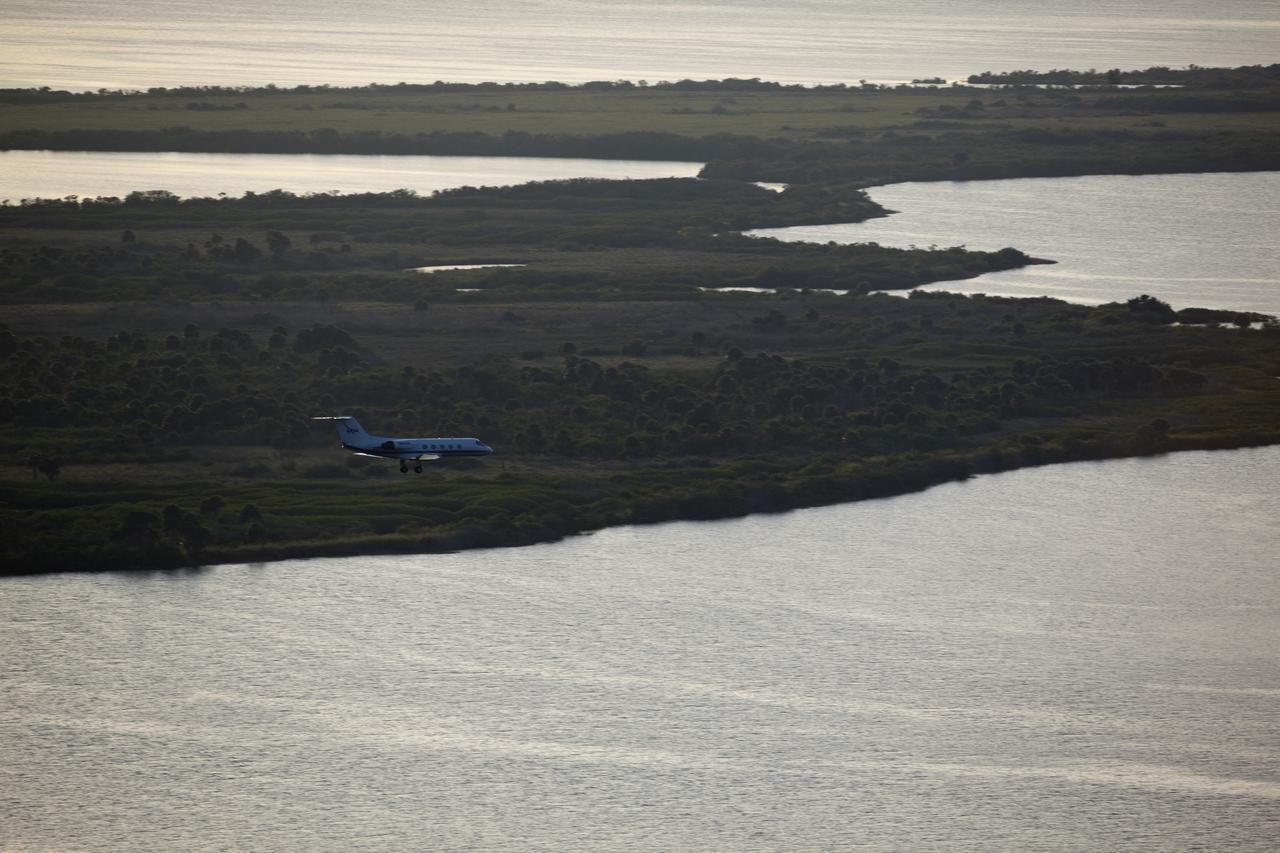 STS-133 TCDT - STA'S WITH MEDIA AS SEEN FROM VAB ROOF