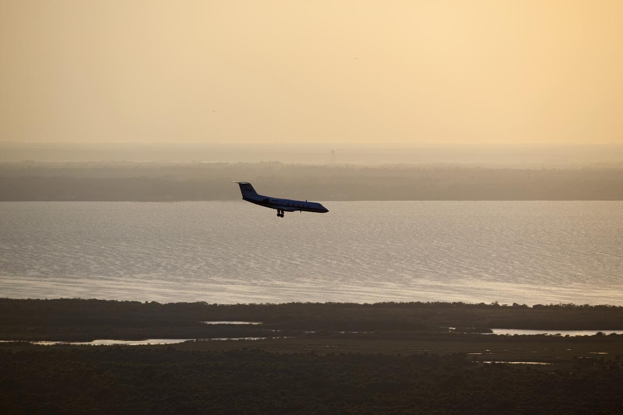 STS-133 TCDT - STA'S WITH MEDIA AS SEEN FROM VAB ROOF