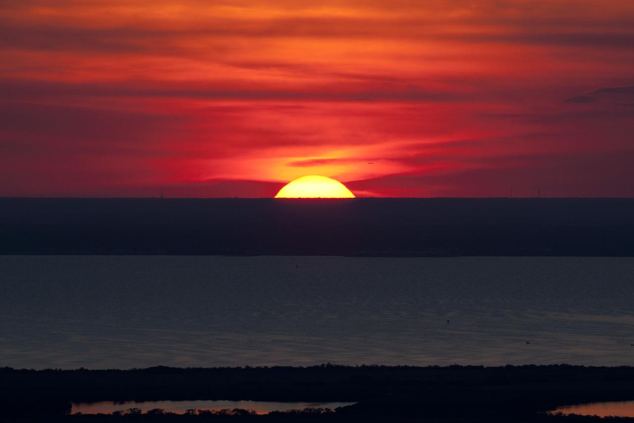STS-133 TCDT - STA'S WITH MEDIA AS SEEN FROM VAB ROOF