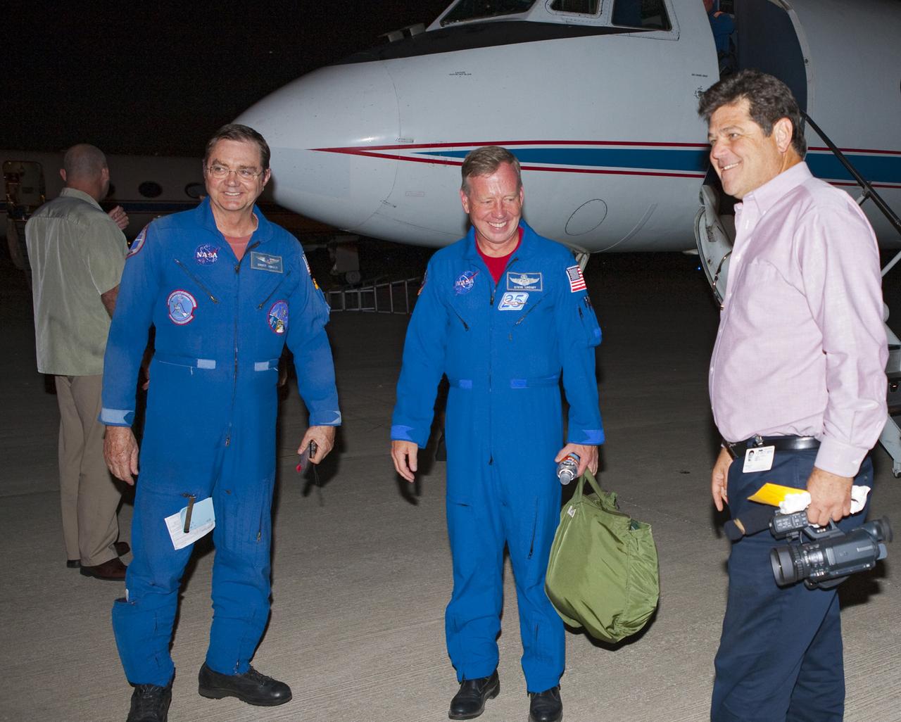 STS-133 TCDT - UNSUITED STA'S WITH MEDIA