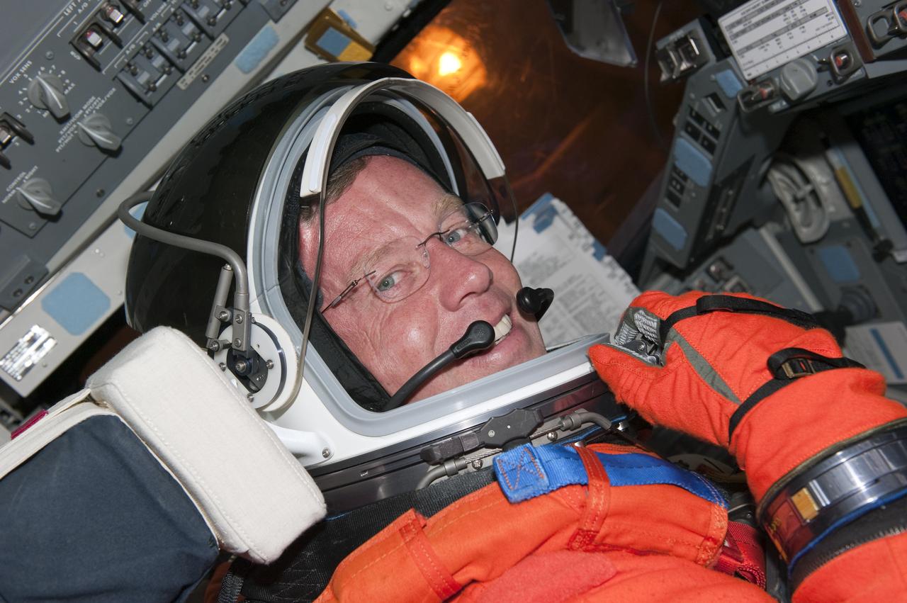 STS-133 TCDT - SUITED EMERGENCY EGRESS TRAINING