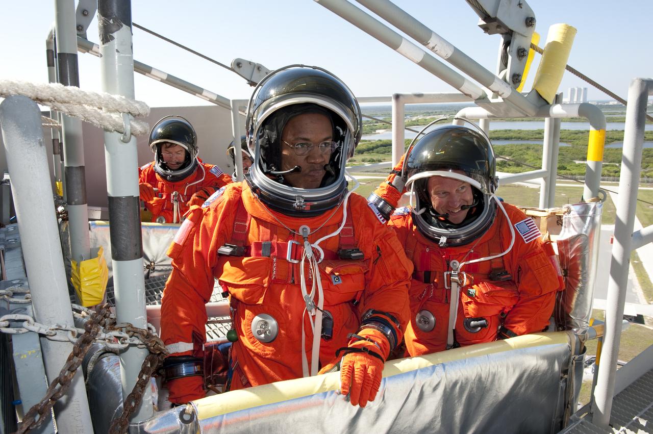 STS-133 TCDT - SUITED EMERGENCY EGRESS TRAINING
