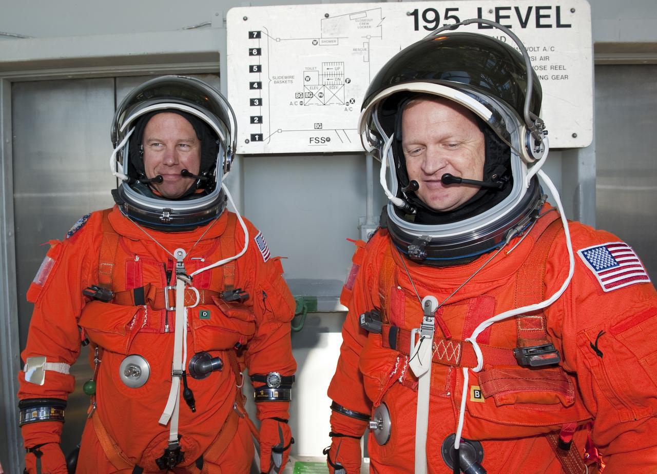 STS-133 TCDT - SUITED EMERGENCY EGRESS TRAINING