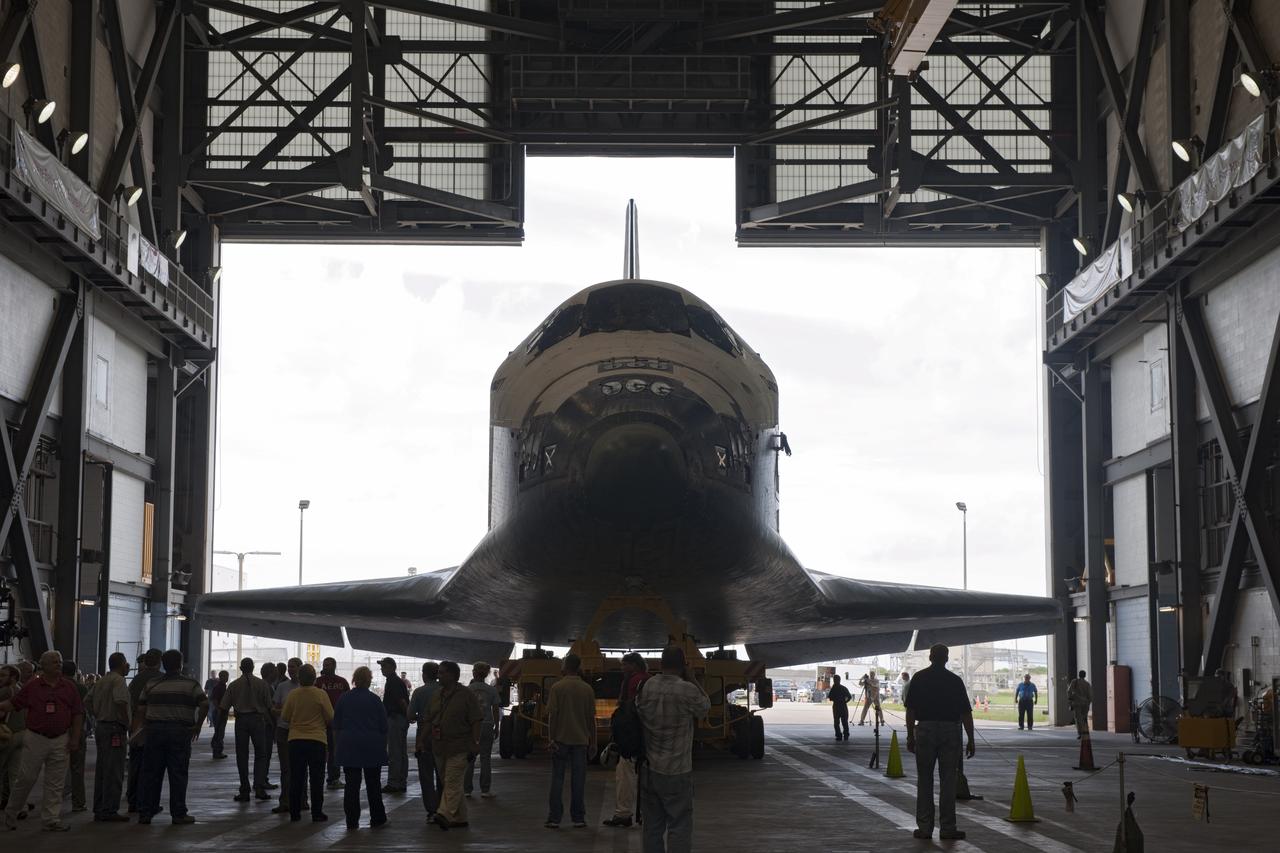 STS-133 DISCOVERY ROLLOVER FROM OPF-3 TO VAB