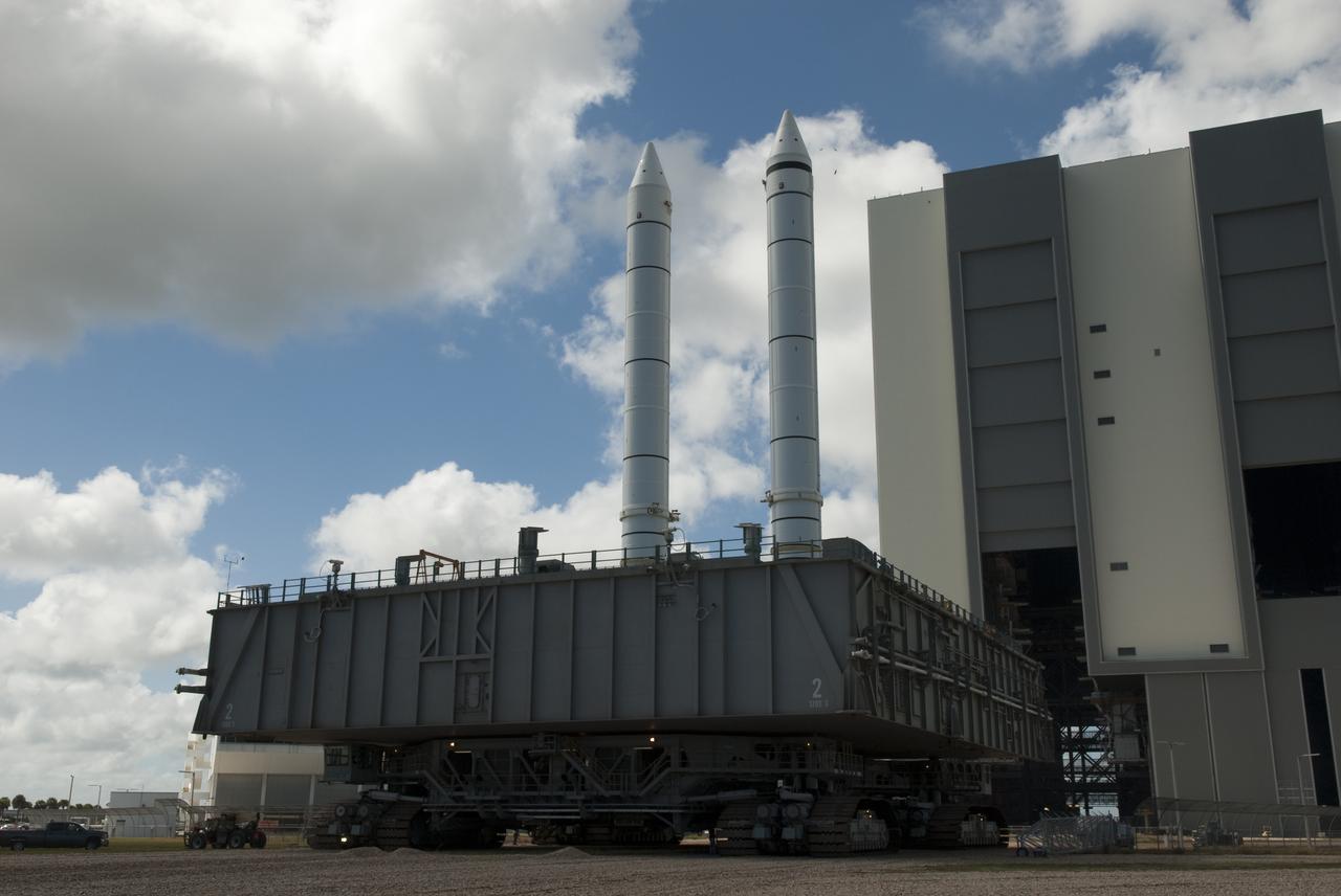 STS-134 MLP2 SRB STACK MOVE FROM HB1 TO HB3 IN VAB