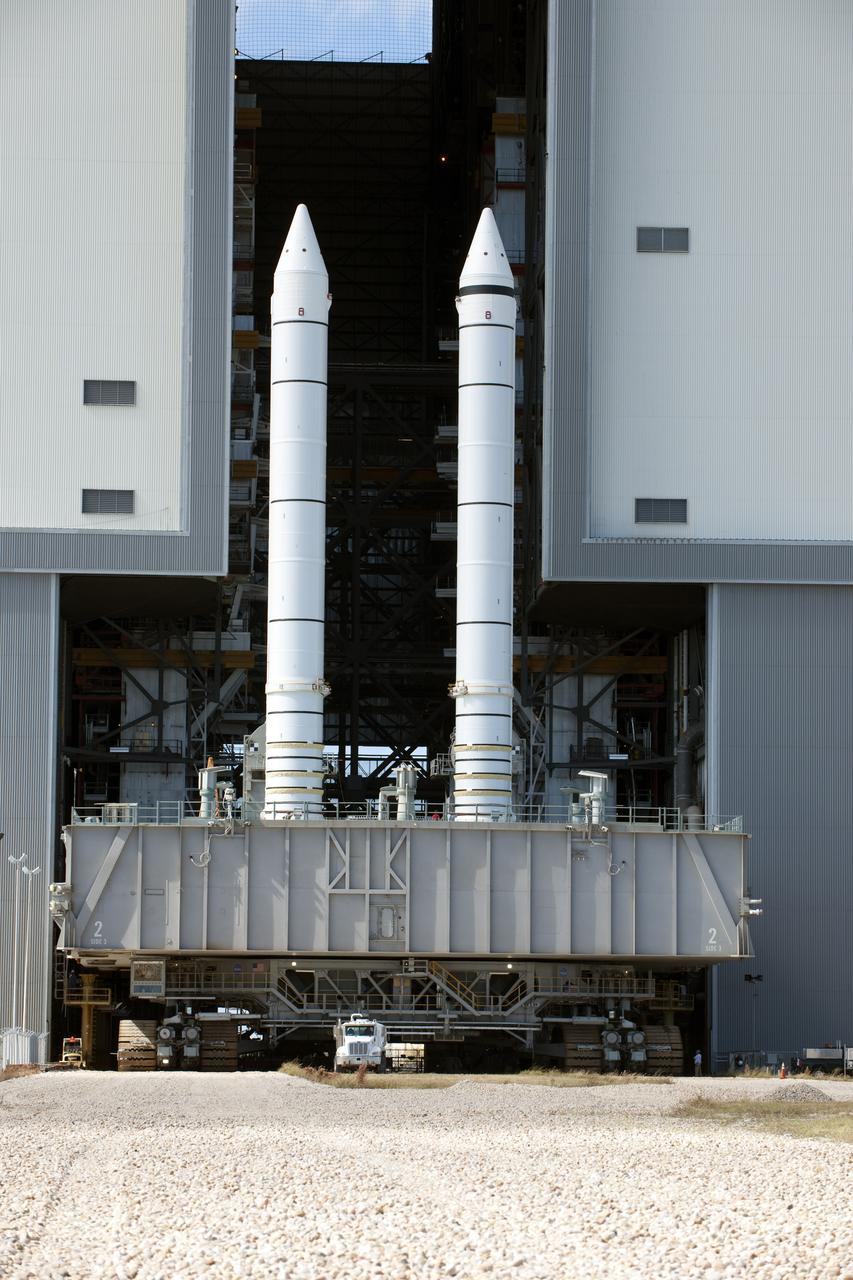 STS-134 MLP2 SRB STACK MOVE FROM HB1 TO HB3 IN VAB