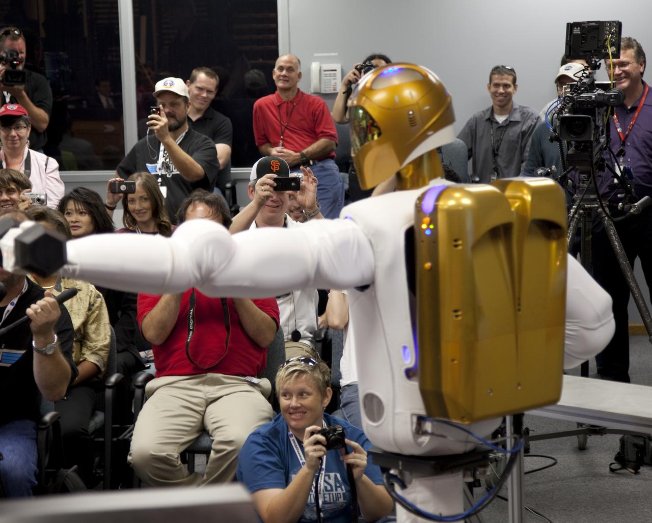 STS-133 LAUNCH L-2 R2 ROBONAUT DEMONSTRATION FOR TWITTERERS