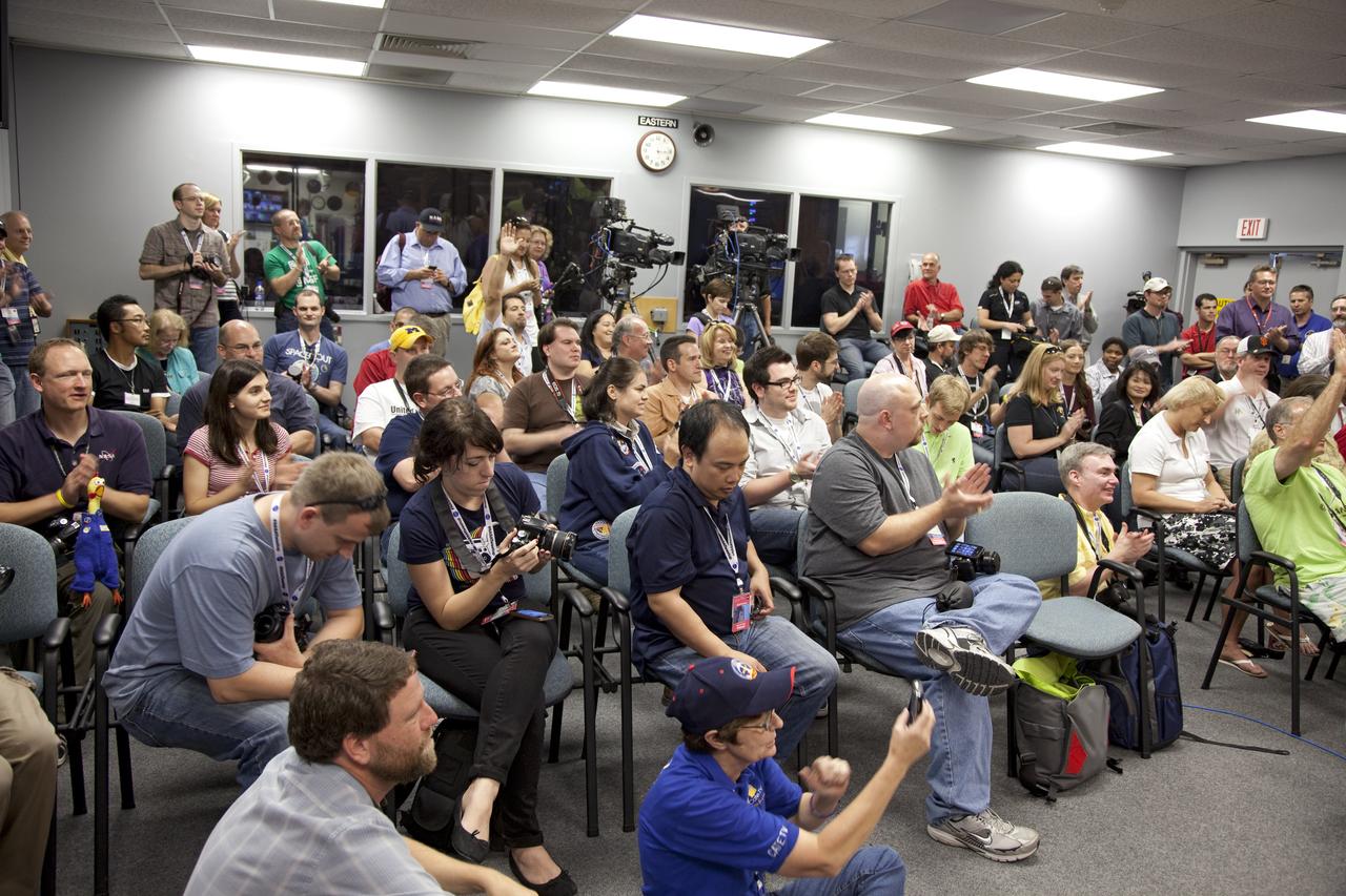 STS-133 LAUNCH L-2 R2 ROBONAUT DEMONSTRATION FOR TWITTERERS