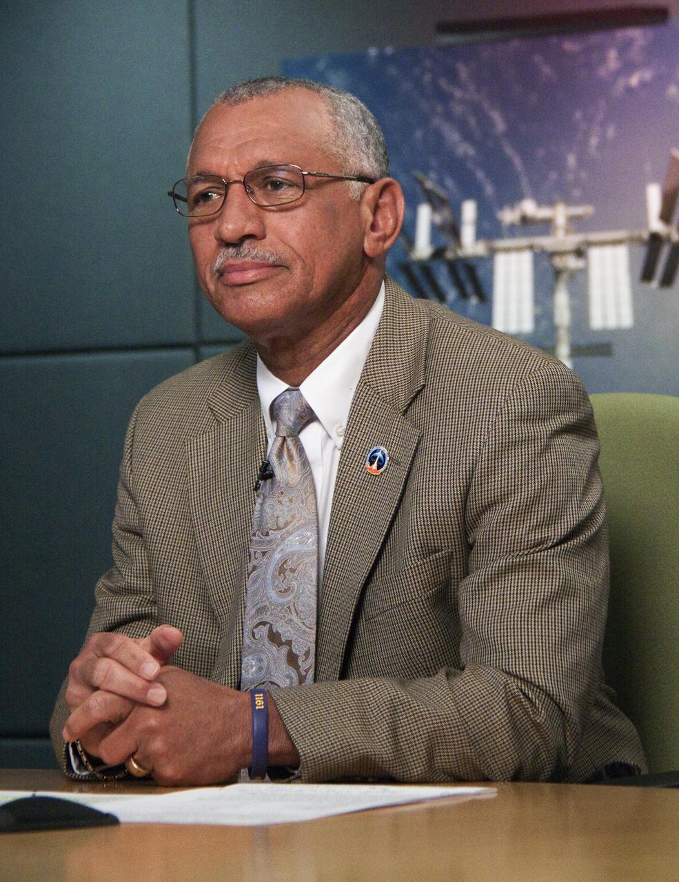 STS-133 LAUNCH L-1 NASA ADMINISTRATOR CHARLIE BOLDEN SPEAKS WITH ISS CREW