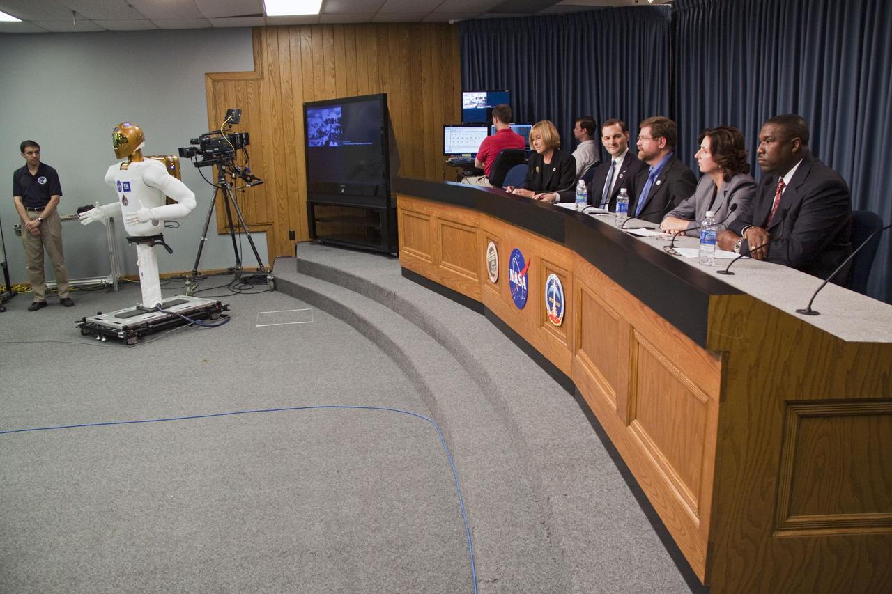 STS-133 LAUNCH L-1 R2 ROBONAUT DEMONSTRATION - NEWS CONFERENCE