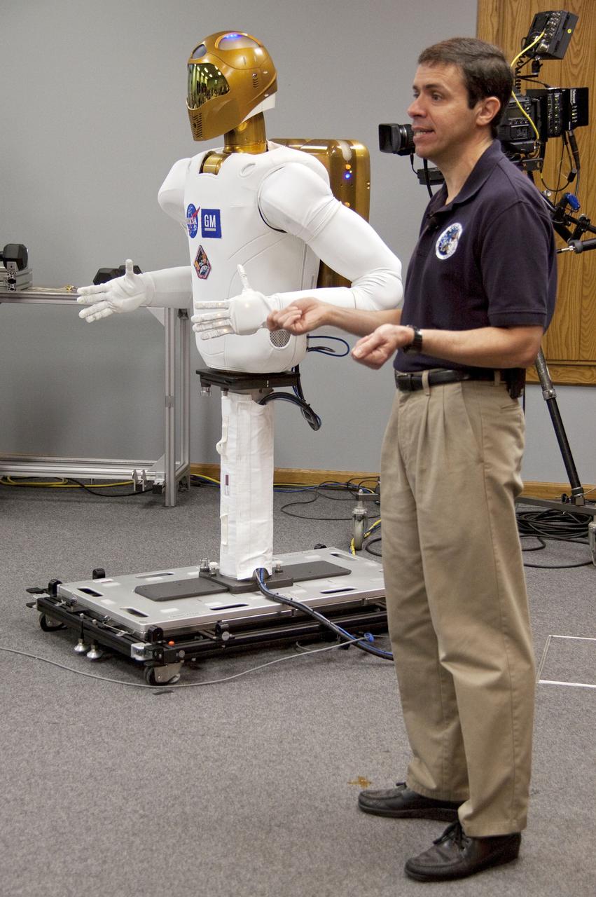 STS-133 LAUNCH L-1 R2 ROBONAUT DEMONSTRATION - NEWS CONFERENCE
