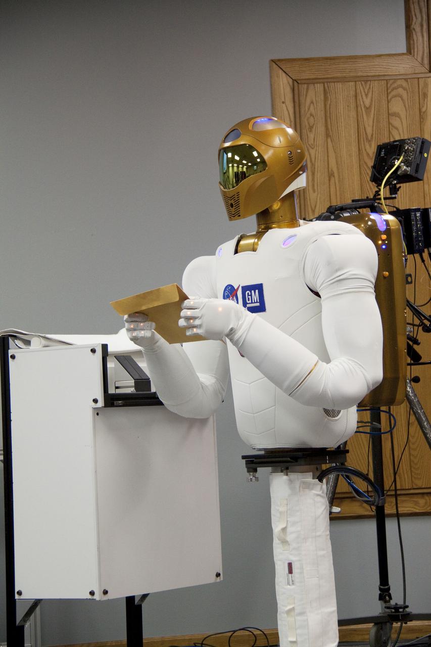 STS-133 LAUNCH L-1 R2 ROBONAUT DEMONSTRATION - NEWS CONFERENCE