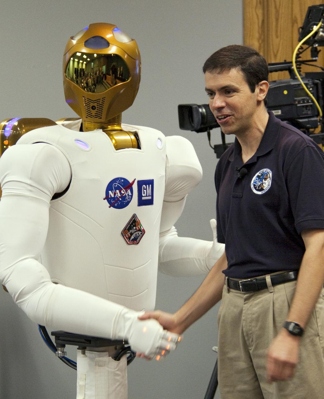 STS-133 LAUNCH L-1 R2 ROBONAUT DEMONSTRATION - NEWS CONFERENCE