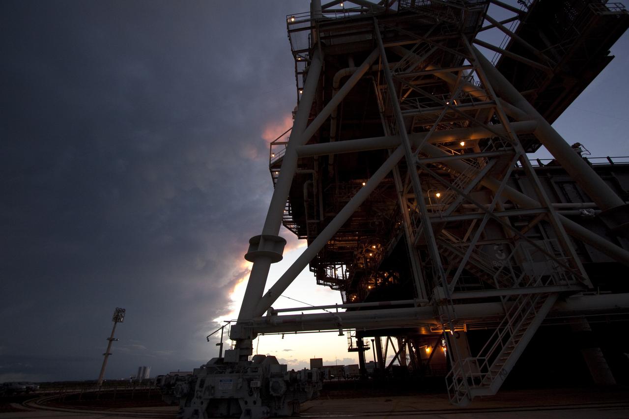 STS-133 DISCOVERY - WEATHER FRONT - PRE RSS ROLLBACK