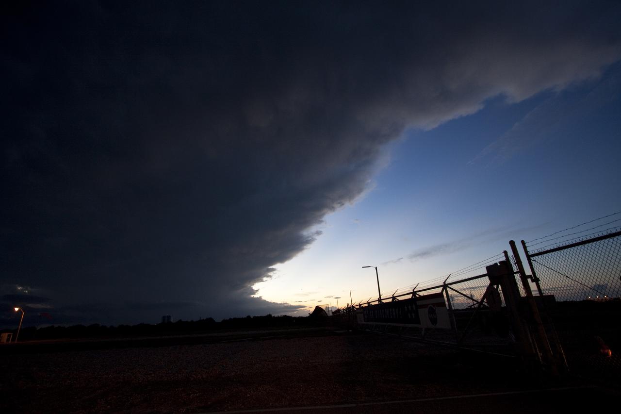 STS-133 DISCOVERY - WEATHER FRONT - PRE RSS ROLLBACK