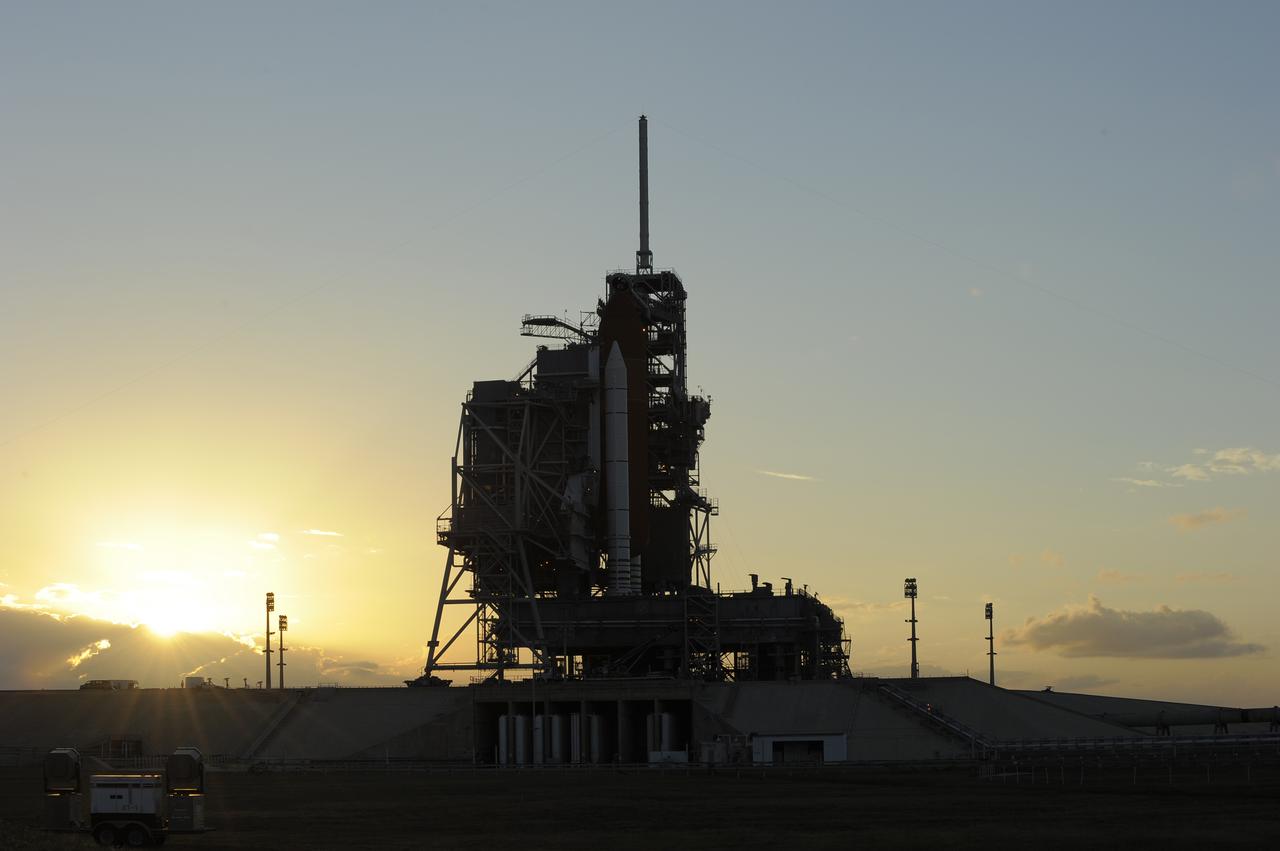 STS-133 DISCOVERY - WEATHER FRONT - PRE RSS ROLLBACK