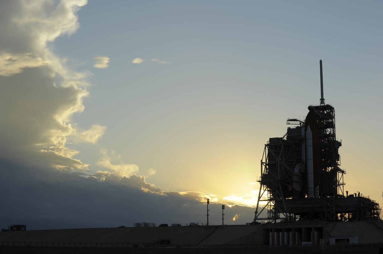STS-133 DISCOVERY - WEATHER FRONT - PRE RSS ROLLBACK