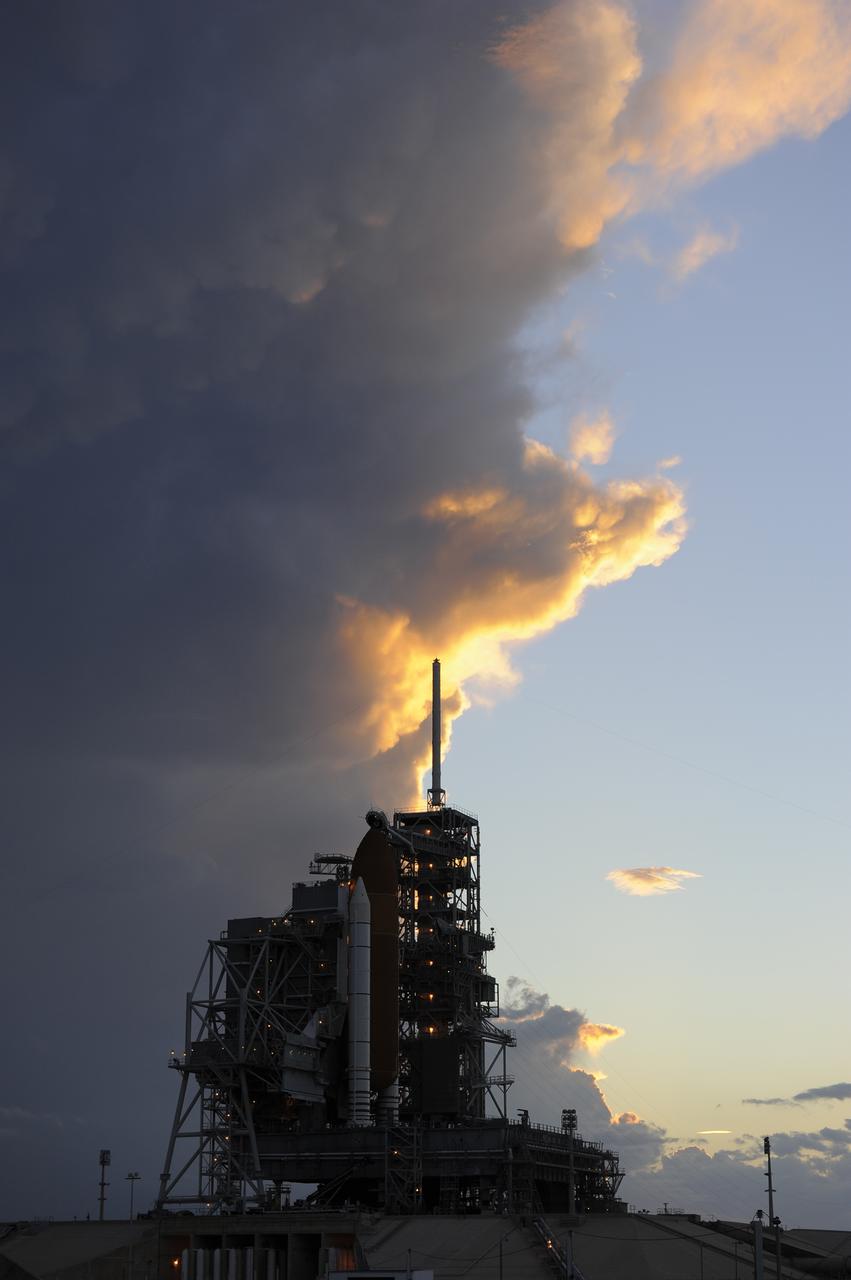 STS-133 DISCOVERY - WEATHER FRONT - PRE RSS ROLLBACK