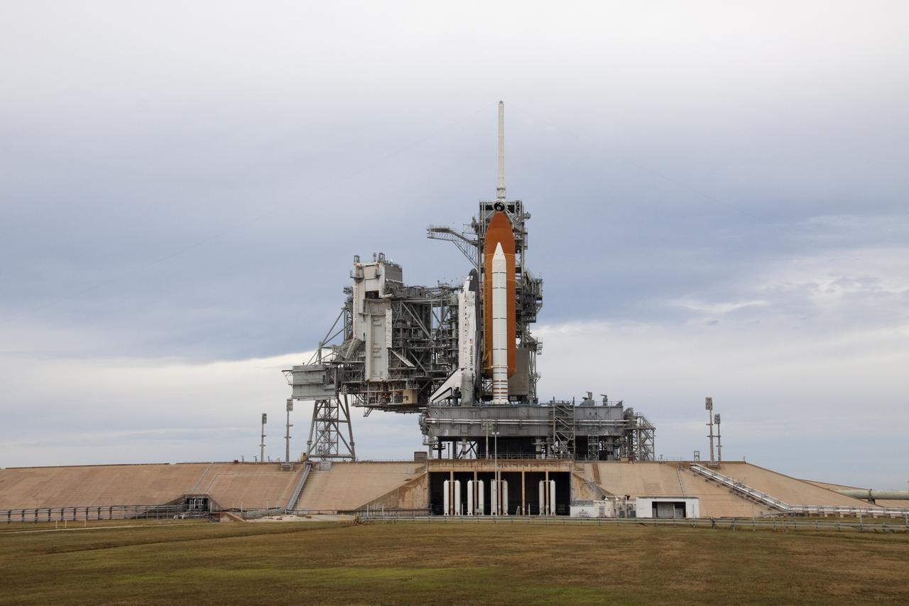 STS-133 LAUNCH L-1 DISCOVERY ON PAD 39A - WEATHER SCRUB