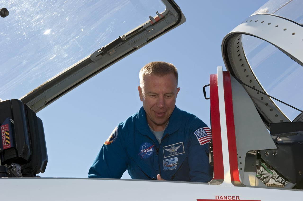 STS-133 LAUNCH L-0 SCRUB - CREW DEPARTURE
