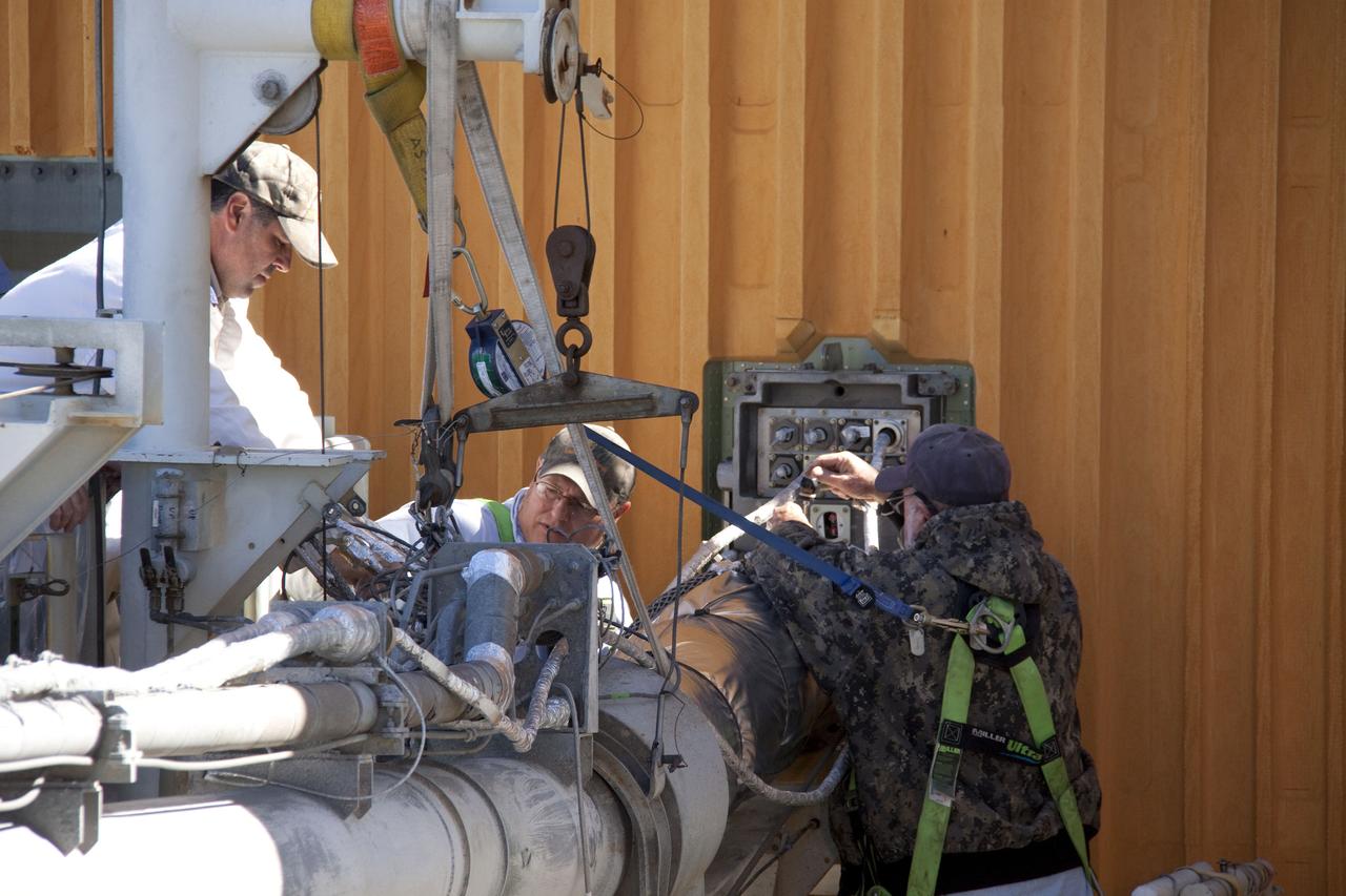 STS-133 DISCOVERY GUCP REPAIR PERSONNEL