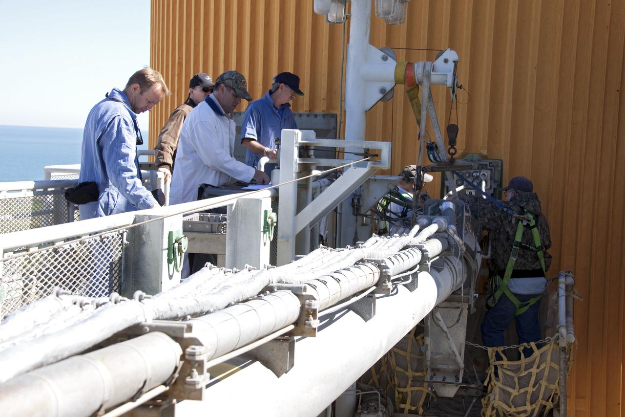 STS-133 DISCOVERY GUCP REPAIR PERSONNEL