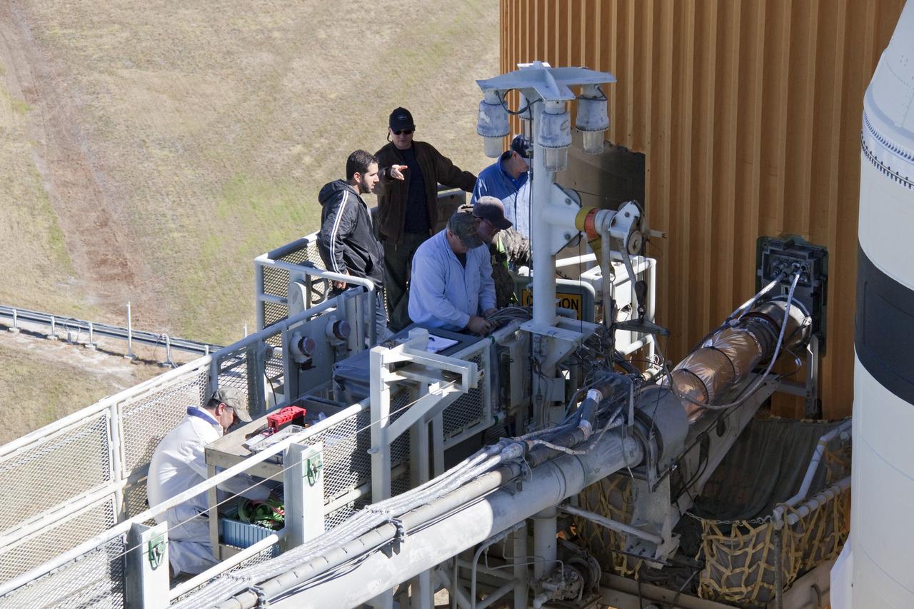 STS-133 DISCOVERY GUCP REPAIR PERSONNEL