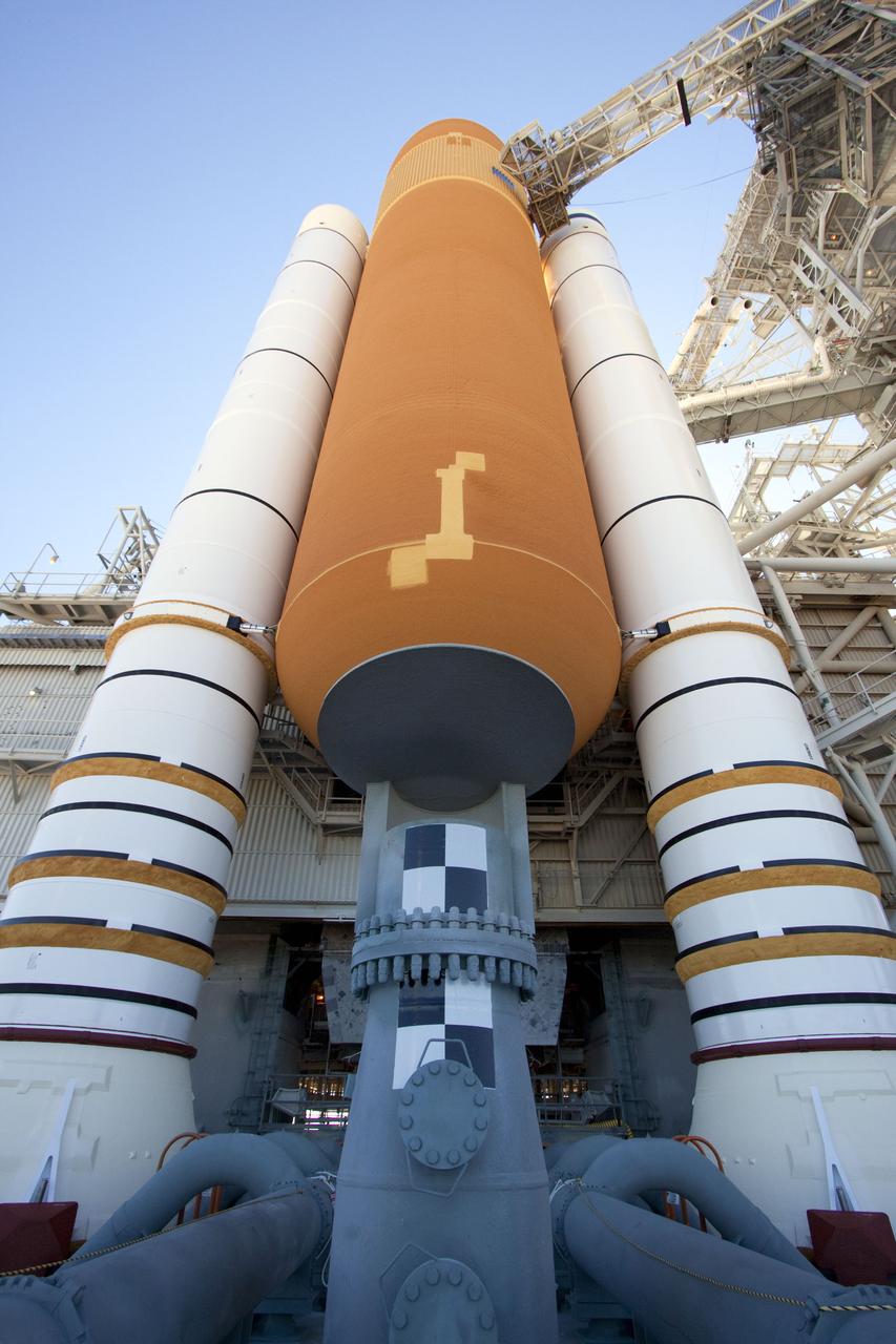 STS-133 DISCOVERY GUCP REPAIR PERSONNEL