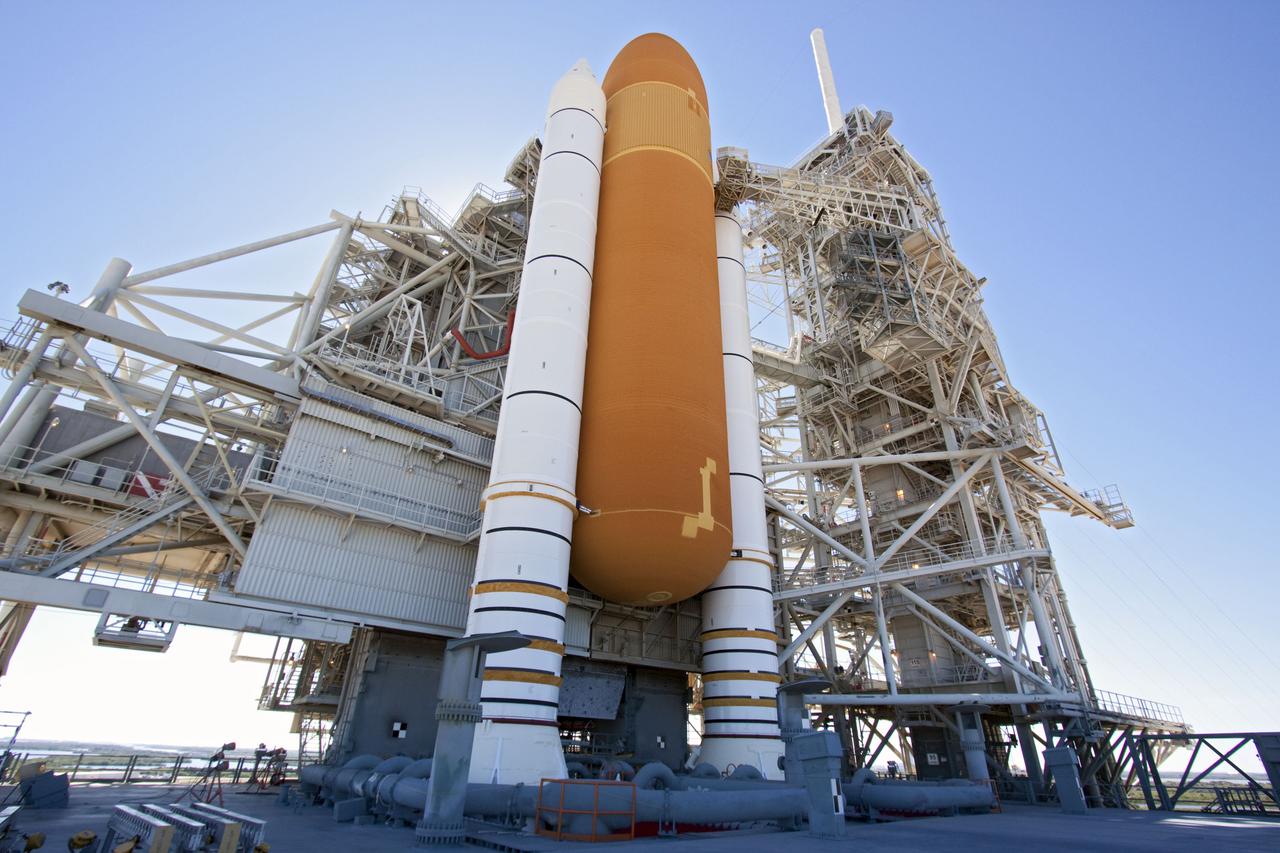 STS-133 DISCOVERY GUCP REPAIR PERSONNEL