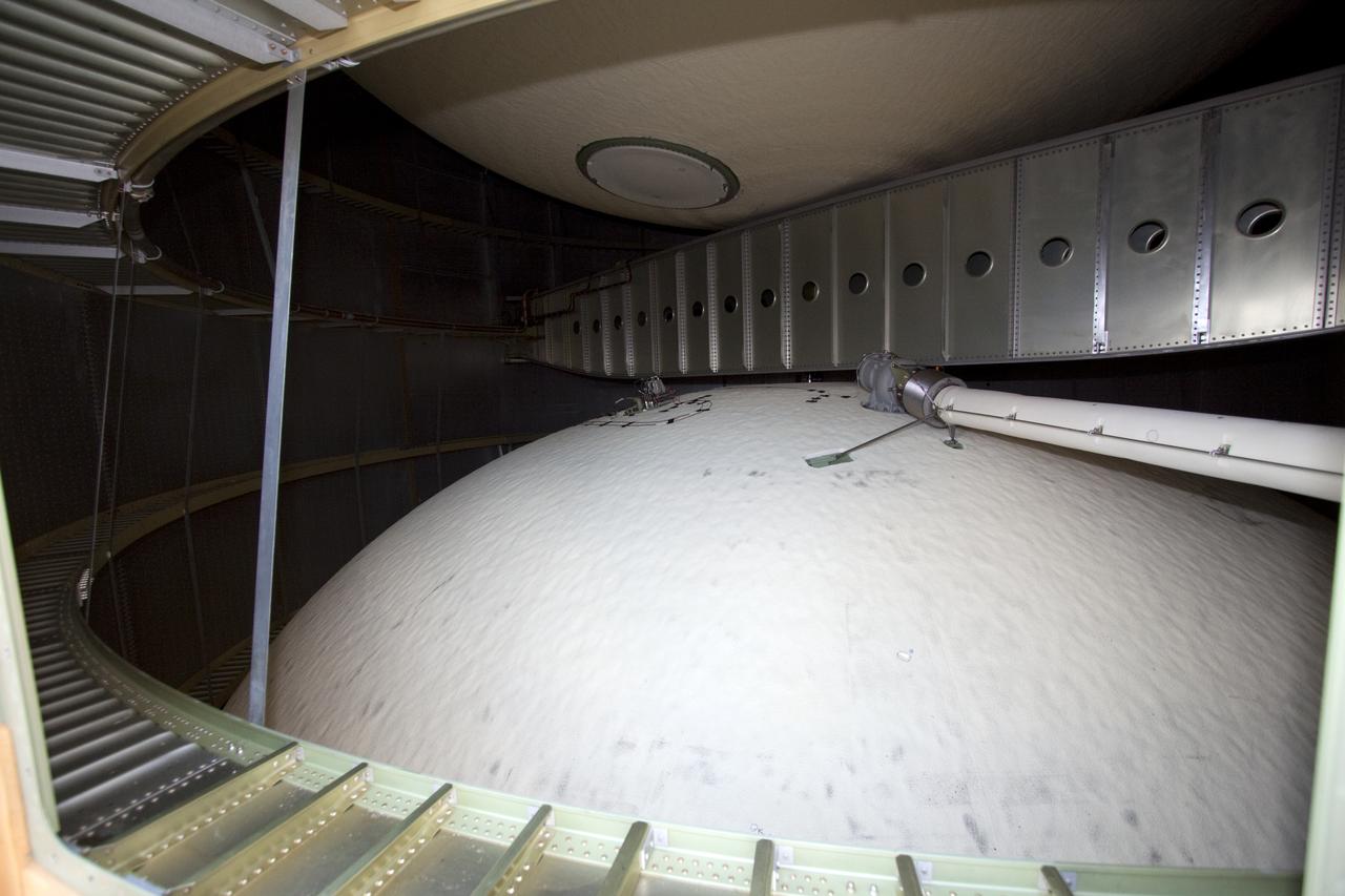 STS-133 DISCOVERY ET INNERTANK DOOR & ACCESS KIT INSTALLATION - ET-137