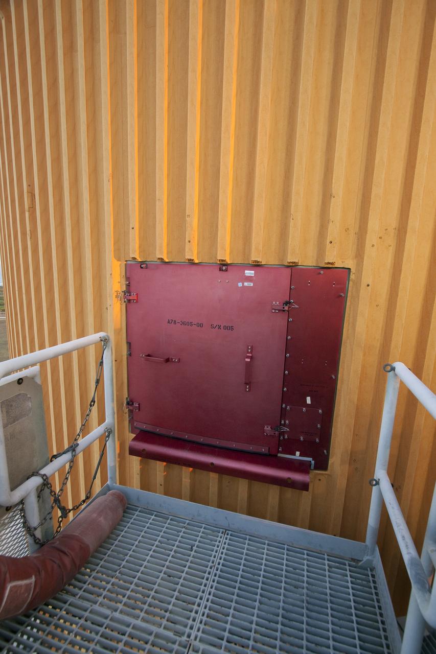 STS-133 DISCOVERY ET INNERTANK DOOR & ACCESS KIT INSTALLATION - ET-137