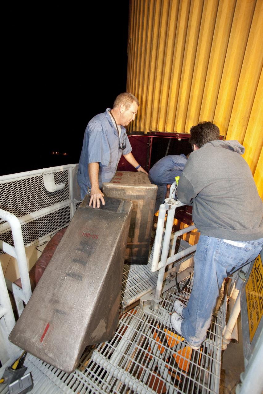 STS-133 DISCOVERY ET INNERTANK DOOR & ACCESS KIT INSTALLATION - ET-137